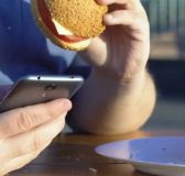 Sử dụng điện thoại di động có thể liên quan đến chứng béo phì ở thanh thiếu niên