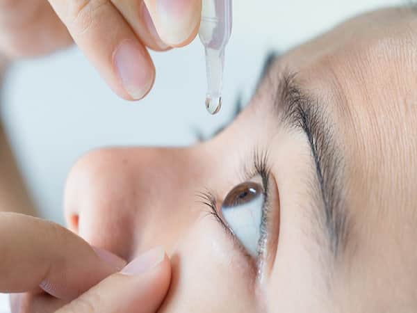 Dùng thuốc nhỏ mắt là cách chữa đau mắt đỏ