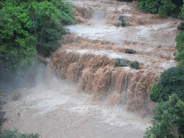 Nằm mơ thấy nước lũ chảy xiết Nằm mộng thấy nước lũ chảy xiết ngoài sông