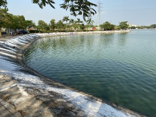 Hồ nước dâng cao vì mưa lũ