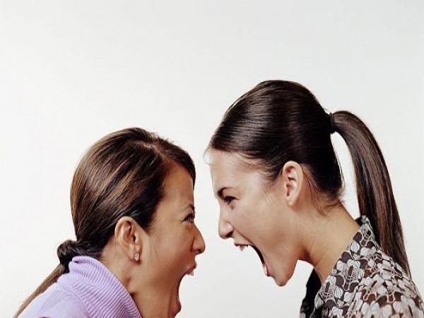 Nhìn thấy hai người phụ nữ cãi nhau