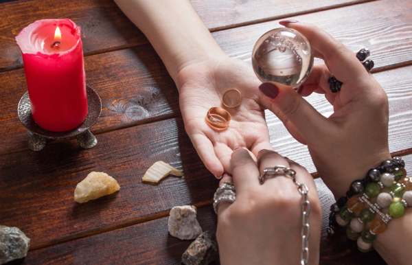 Nhìn thấy thầy bói vào nhà hàng xóm