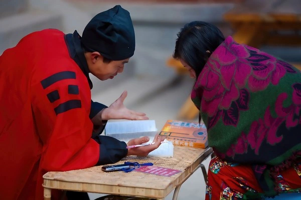 Cảnh báo về sự thay đổi lớn khi nhìn thấy thầy bói