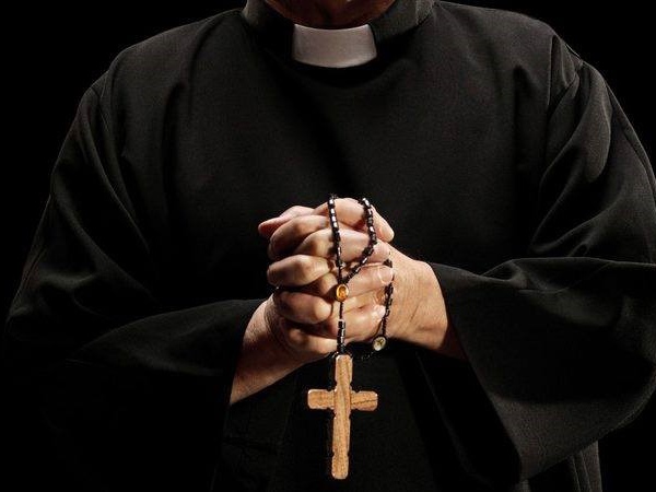 May mắn dẫn lối nếu tình cờ gặp gỡ linh mục