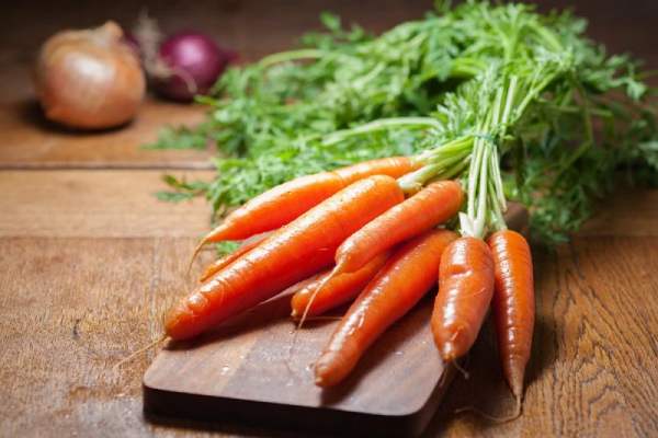 Thấy củ cà rốt trong chợ