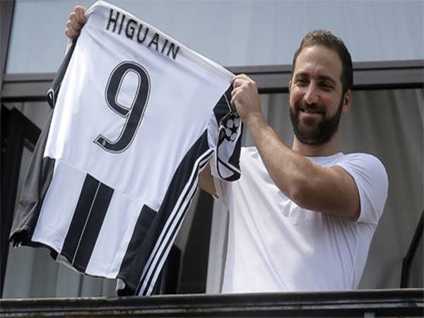 Higuain mặc áo số 9 là chính