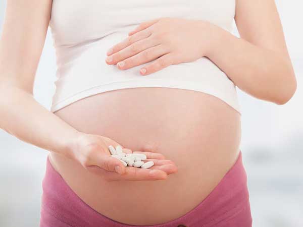 mẹ nên uống nước lọc hoặc nước ép trái cây để giúp cơ thể hấp thu canxi tốt hơn