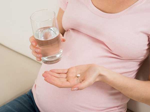 Bà bầu nên uống canxi vào lúc nào trong ngày?