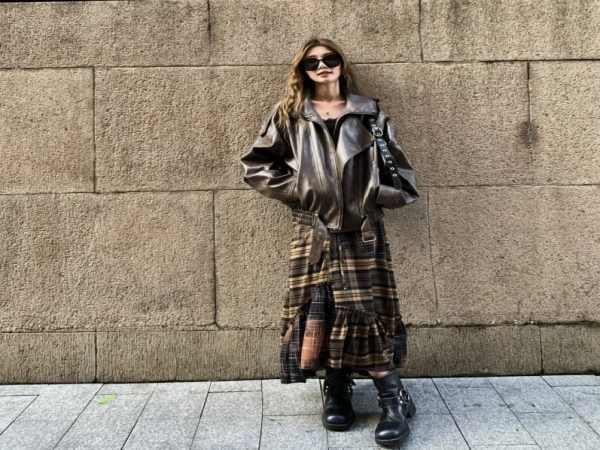 Chân váy kẻ caro phối với áo khoác da